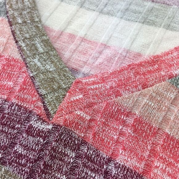 New coral pink multi ombré striped v-neck - Picture 3 of 6